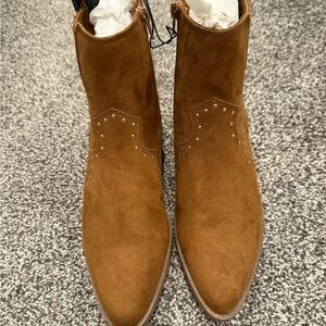 🌟SALE🌟 
Brown Suede Booties